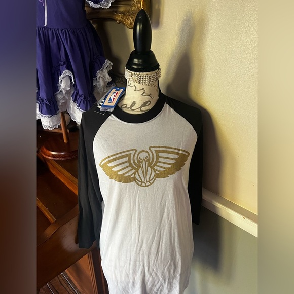 🖤 NWT ADIDAS NEW ORLEANS PELICANS NBA BASKETBALL WOMENS GOLD  SHIRT WHITE L - Picture 1 of 7